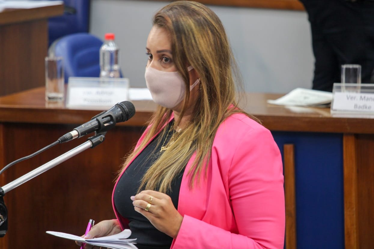 Marina protocola requerimento que pede compra de vacinas pela Prefeitura de Santa Maria